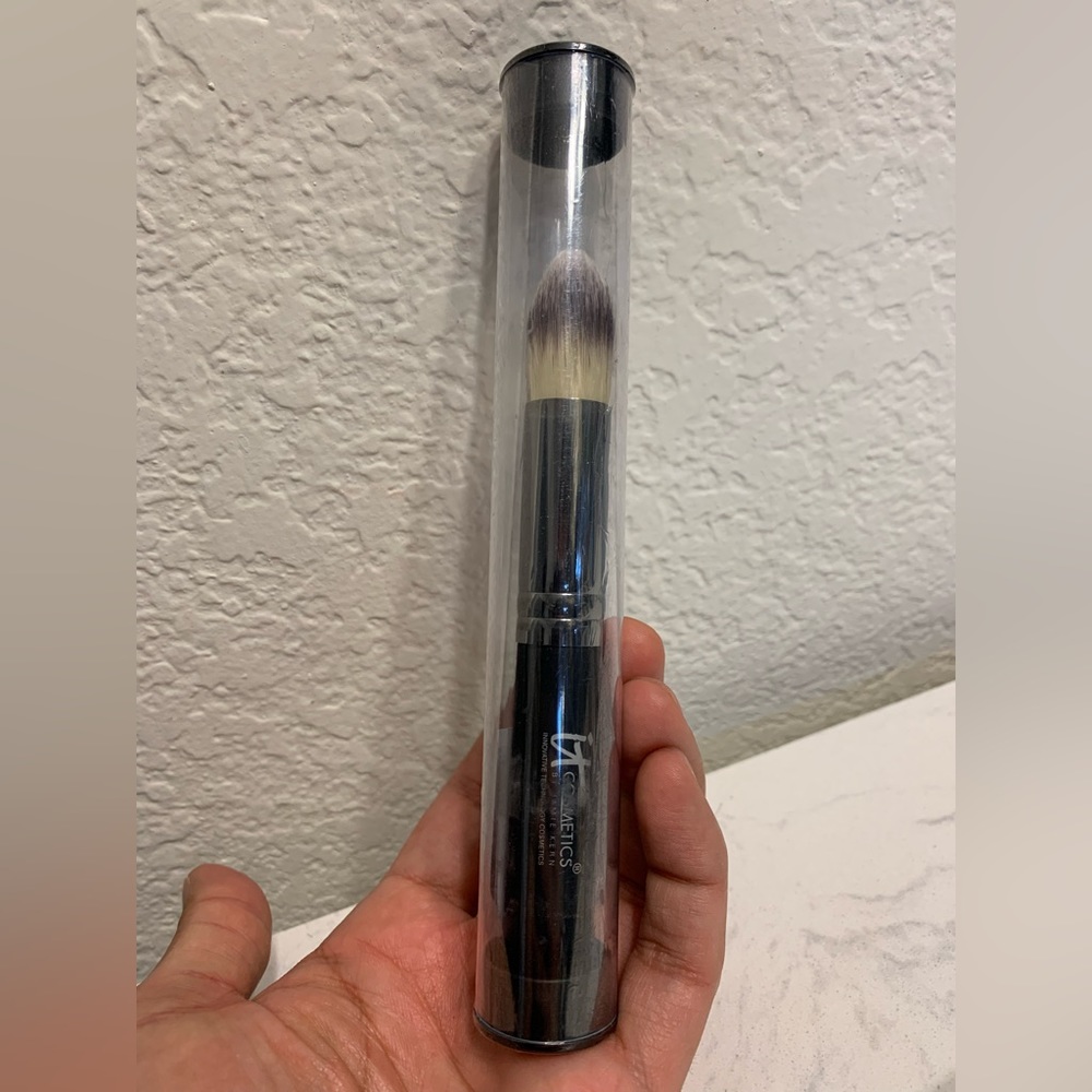 It cosmetics brush